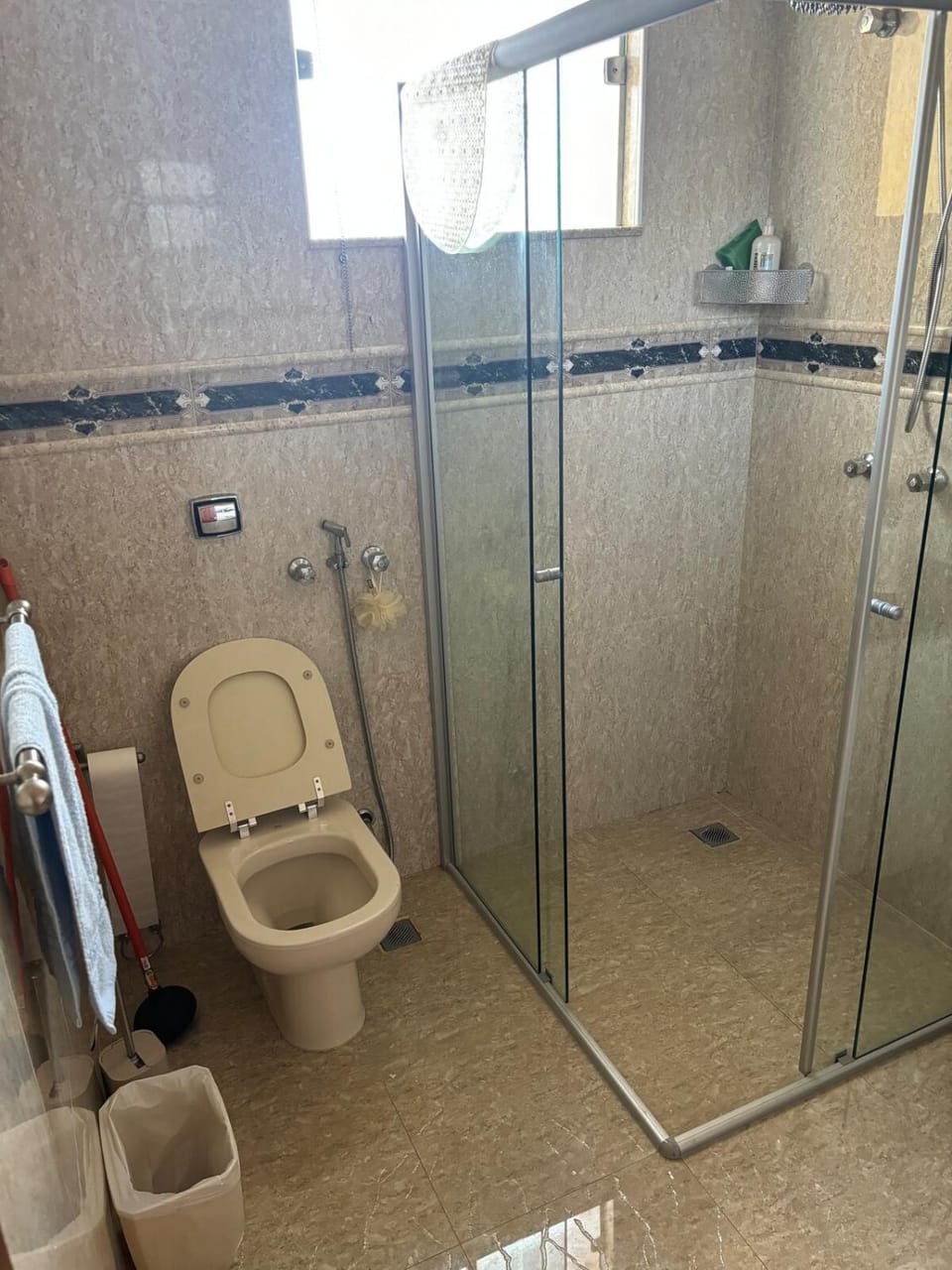 Shower, Toilet