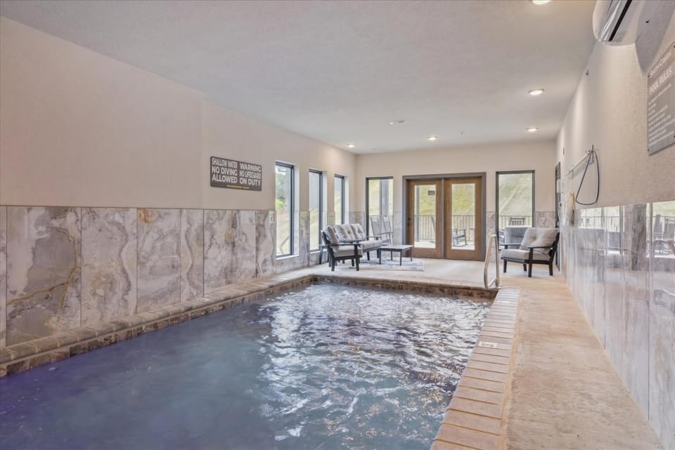 5BR Smoky Mtn Cabin Pool, Rooftop Lounge, Theater & Waterpark Cabin in Sevierville