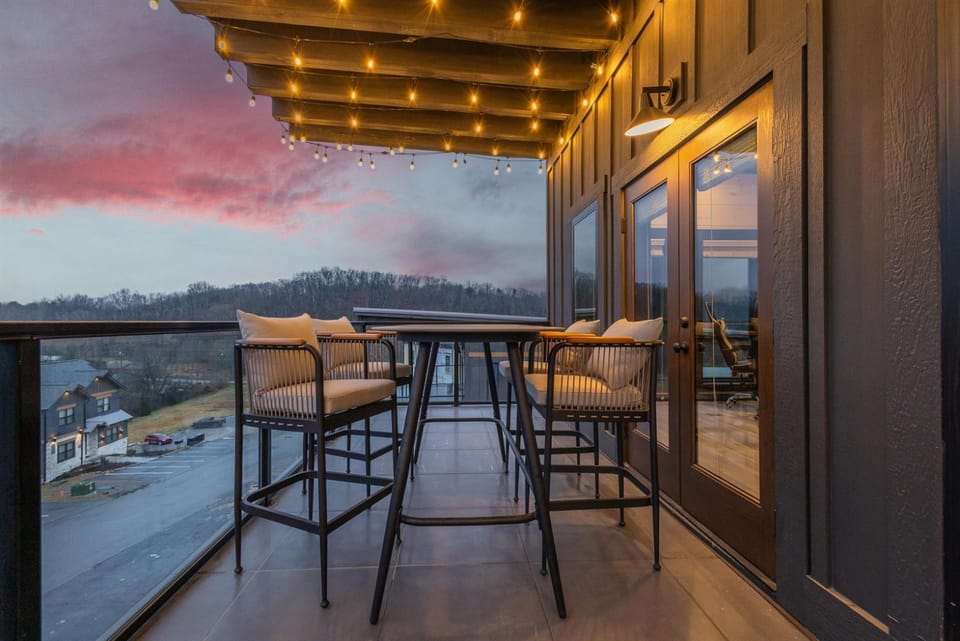 5BR Smoky Mtn Cabin Pool, Rooftop Lounge, Theater & Waterpark Cabin in Sevierville