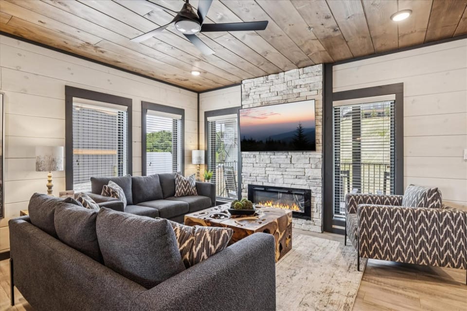 5BR Smoky Mtn Cabin Pool, Rooftop Lounge, Theater & Waterpark Cabin in Sevierville