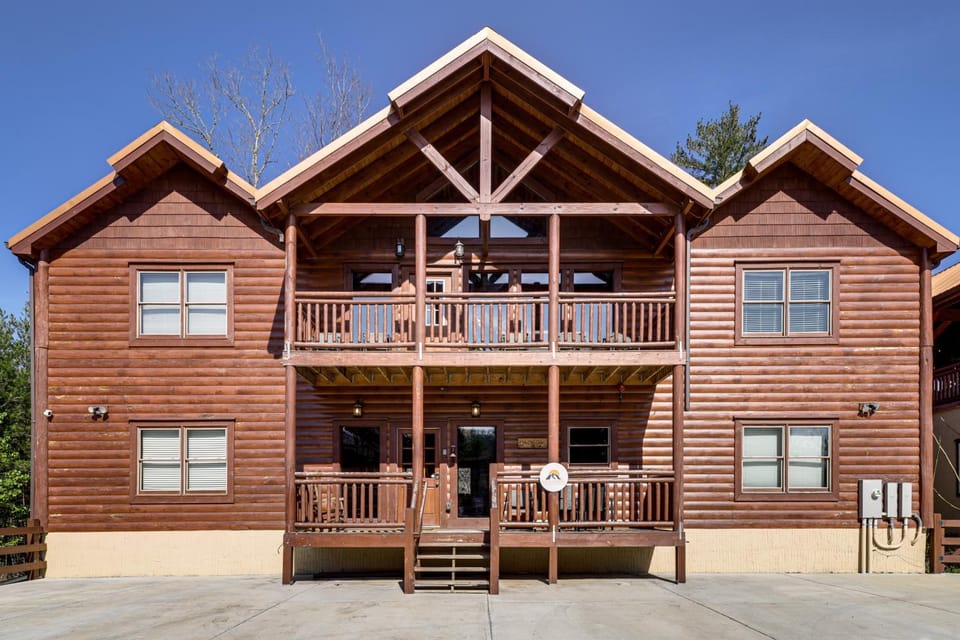 Cha Chas Castle': Smokies Lodge w/ Indoor Pool! House in Sevier County
