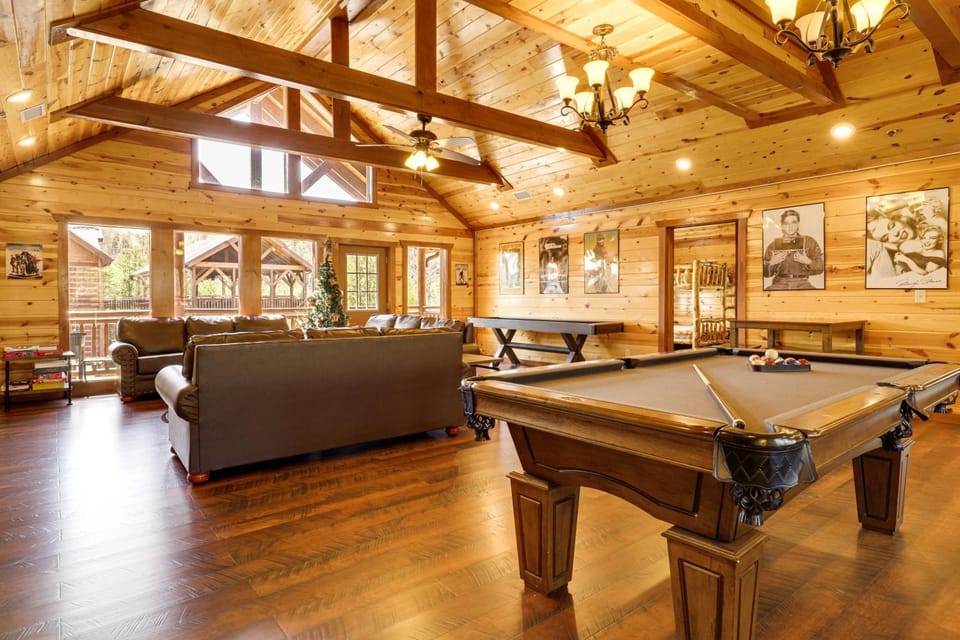 Cha Chas Castle': Smokies Lodge w/ Indoor Pool! House in Sevier County