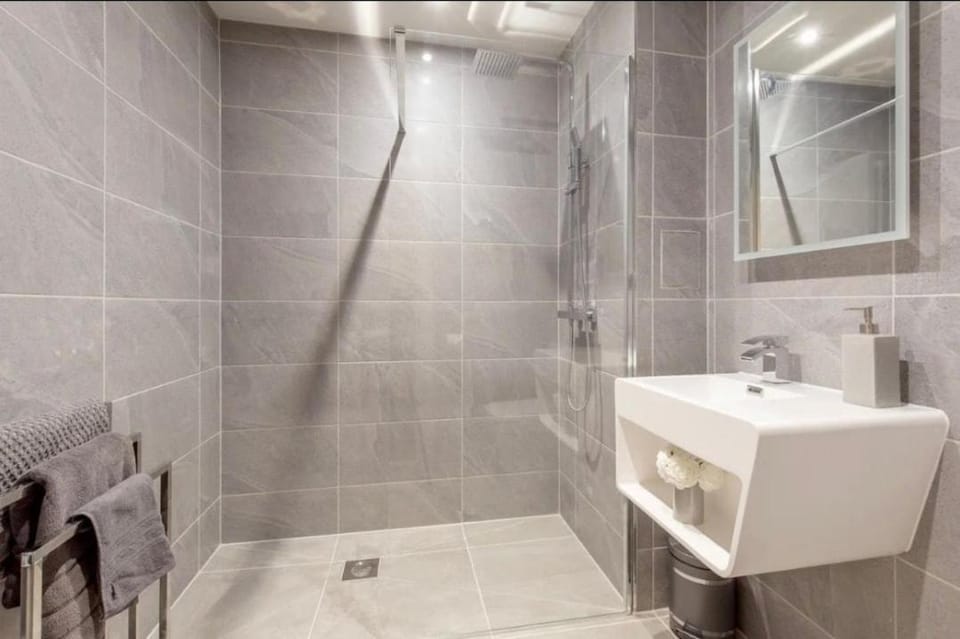 Stylish West End Retreat Apartment in Edinburgh