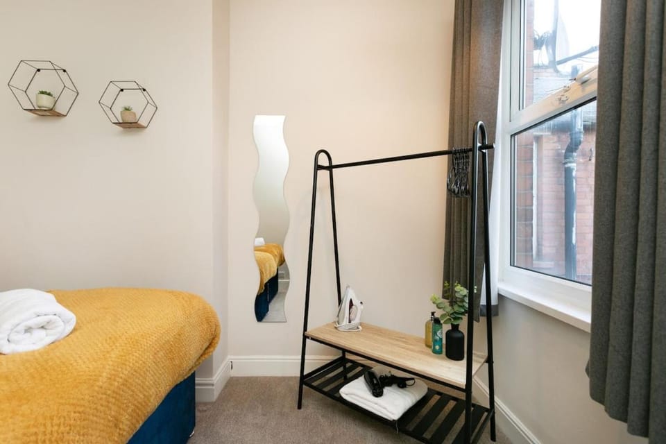 Stylish 3 Bedroom House Sleeps 6, 6 Minutes from Leicester City Centre, Free Parking & Wi-Fi, Weekly And Monthly Stays, Great Rates Available At Peachy Stays Apartment in Leicester