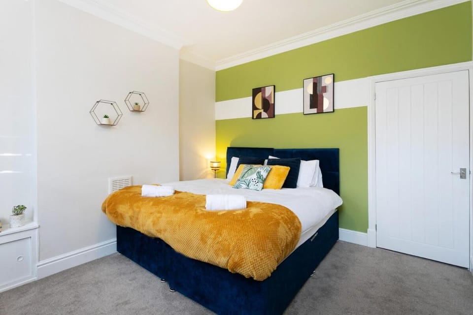 Stylish 3 Bedroom House Sleeps 6, 6 Minutes from Leicester City Centre, Free Parking & Wi-Fi, Weekly And Monthly Stays, Great Rates Available At Peachy Stays Apartment in Leicester