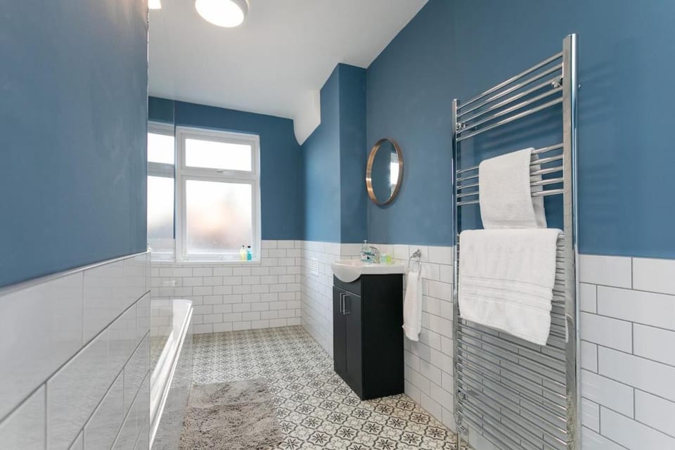 Stylish 3 Bedroom House Sleeps 6, 6 Minutes from Leicester City Centre, Free Parking & Wi-Fi, Weekly And Monthly Stays, Great Rates Available At Peachy Stays Apartment in Leicester