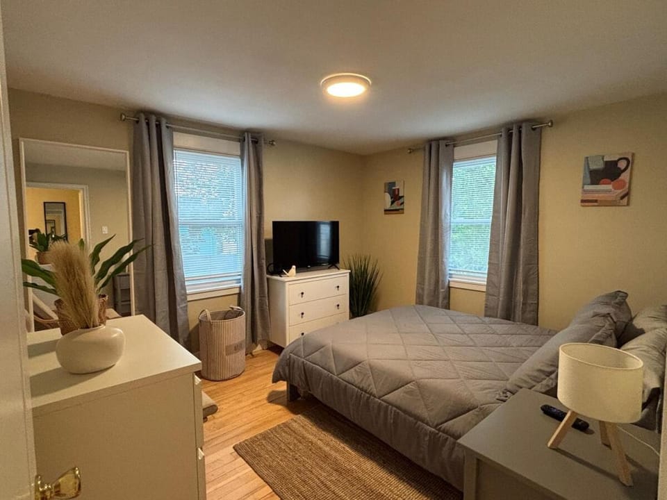 Modern 3 Bedroom with Parking in Boston Apartment in Roslindale