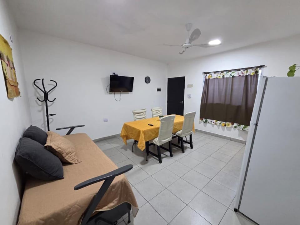 Communal lounge/ TV room, TV and multimedia, Kitchen or kitchenette, Living room, Seating area, Dining area