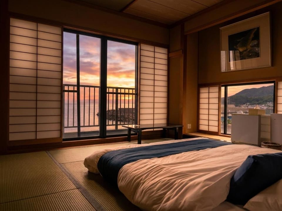 Photo of the whole room, Sea view