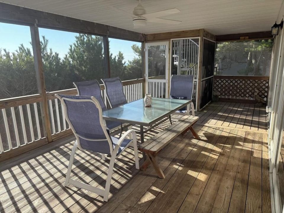Salty Paws Beach Cottage House in Middlesex Beach