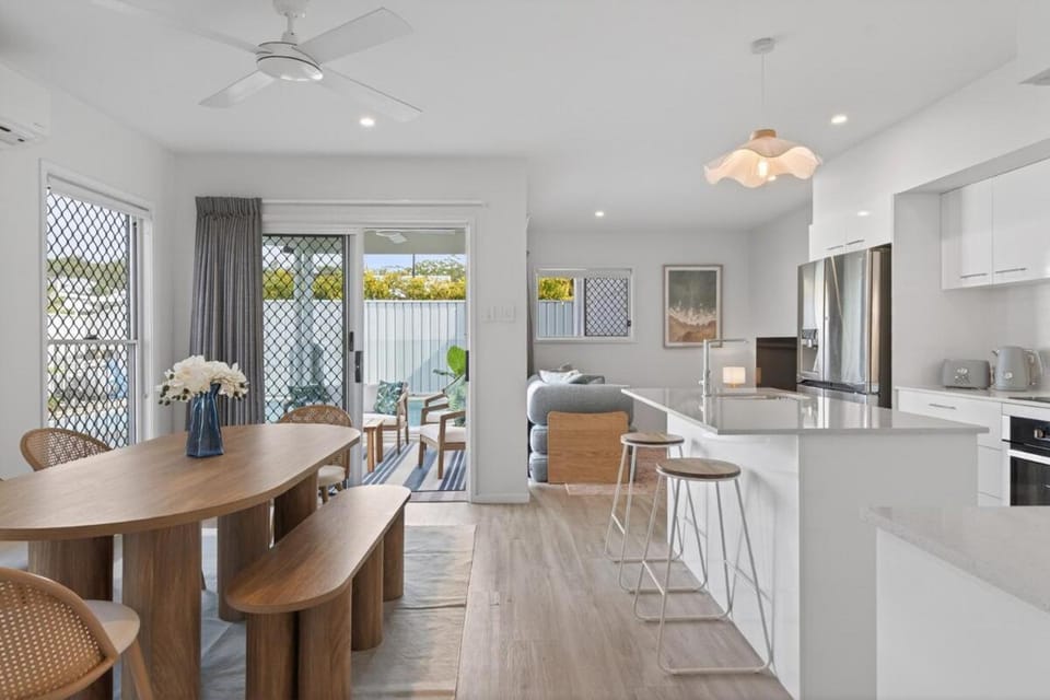 Kitchen or kitchenette, Living room, Seating area, Dining area, oven, pet friendly, stove