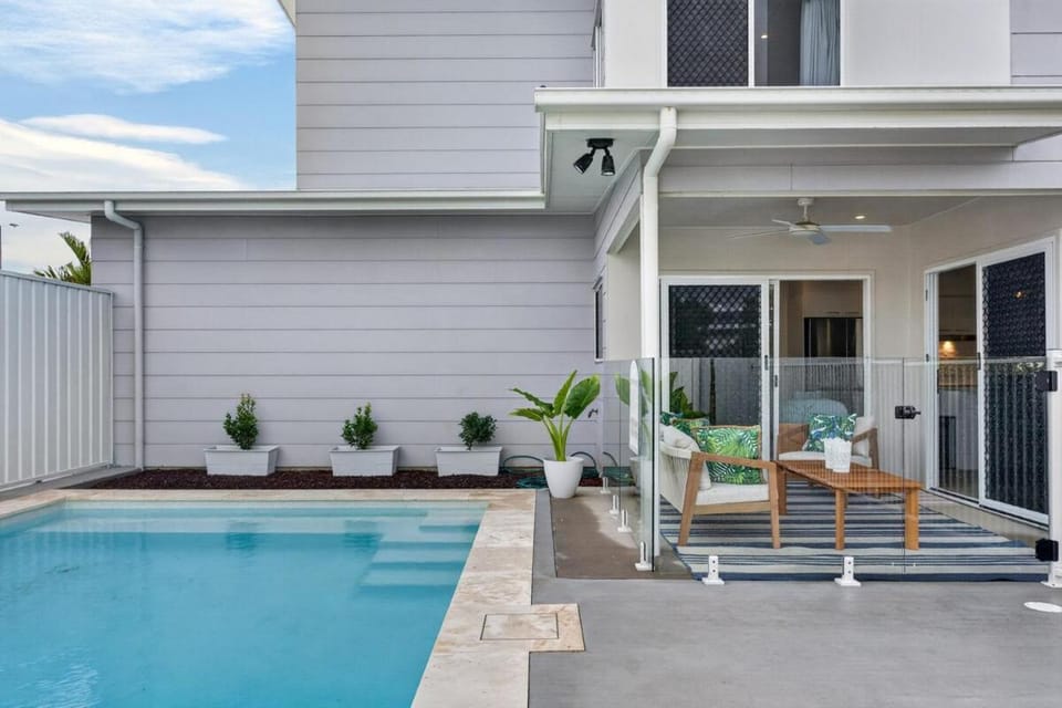 Property building, Patio, View (from property/room), Pool view, Swimming pool, sunbed