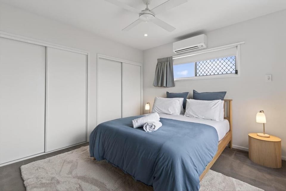 Bed, Photo of the whole room, Bedroom, wardrobe, air conditioner