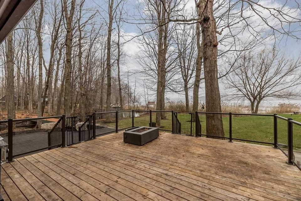 Fairytale Lakefront Resort - Luxury - 6 Acre Oasis House in Penetanguishene