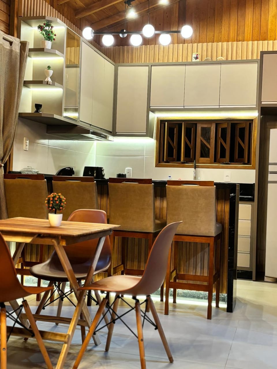 Kitchen or kitchenette, Seating area, Dining area
