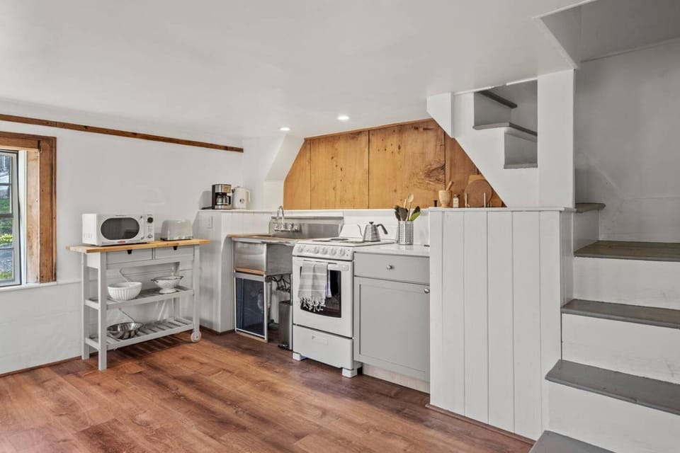 The Little House|Walk to Essex Waterfront|BEACH House in Essex