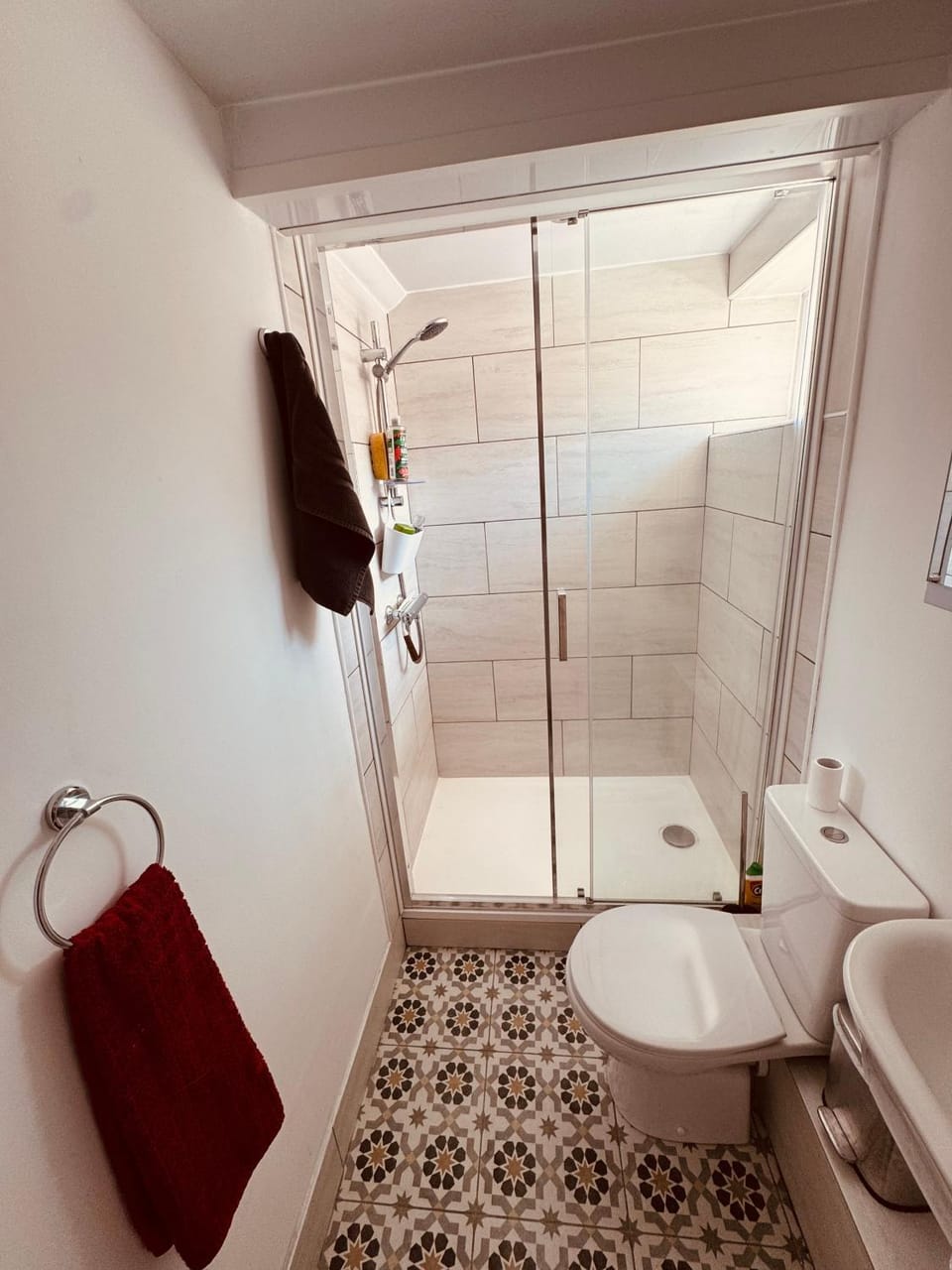 Free Parking I 5 Min Drive to City Centre I Modern Ensuite Bed and Breakfast in Coventry