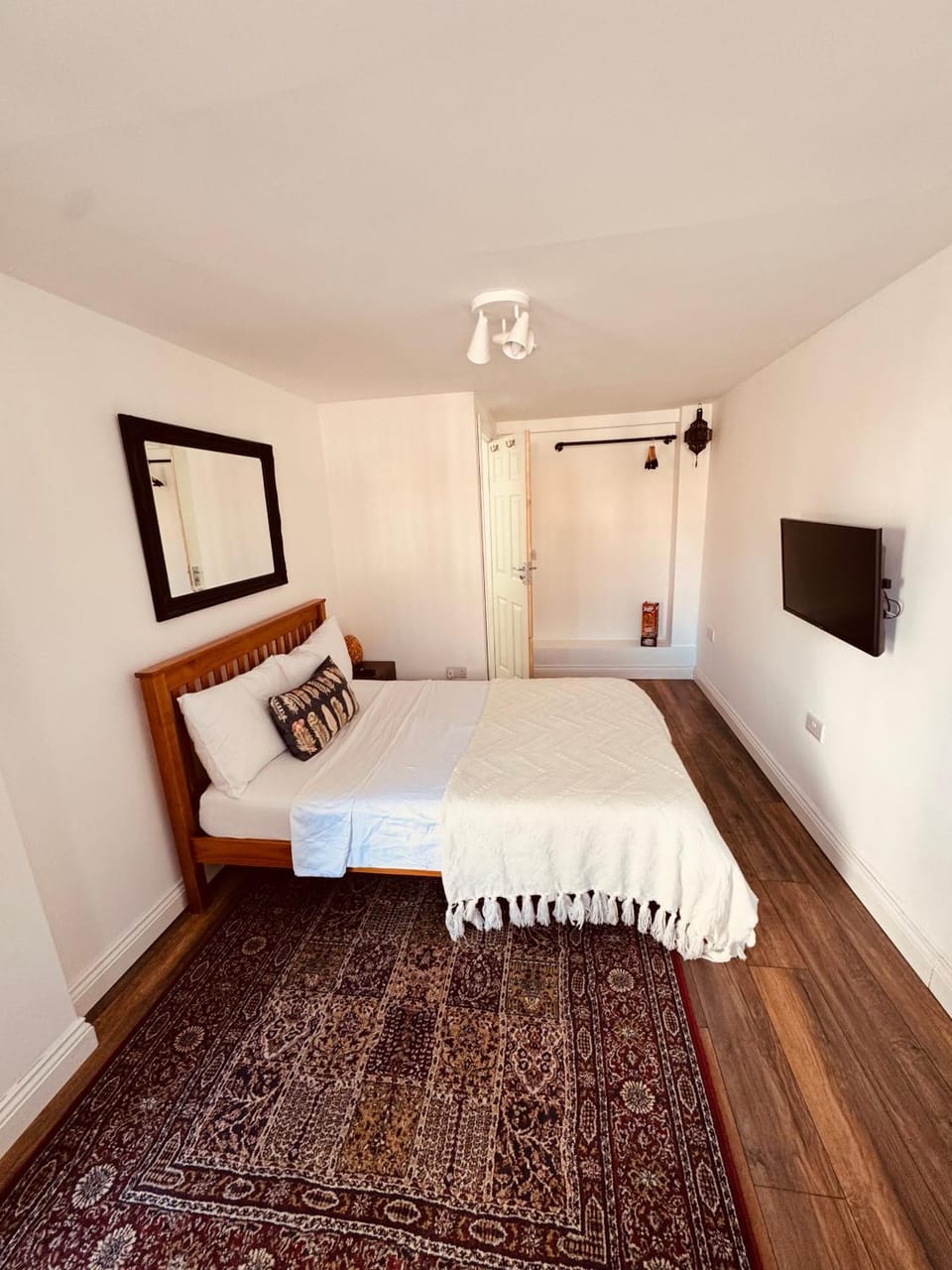 Free Parking I 5 Min Drive to City Centre I Modern Ensuite Bed and Breakfast in Coventry