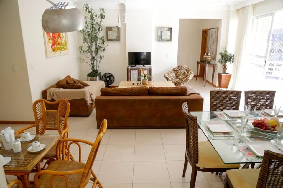 TV and multimedia, Living room, Food and drinks, Seating area, Dining area, Food