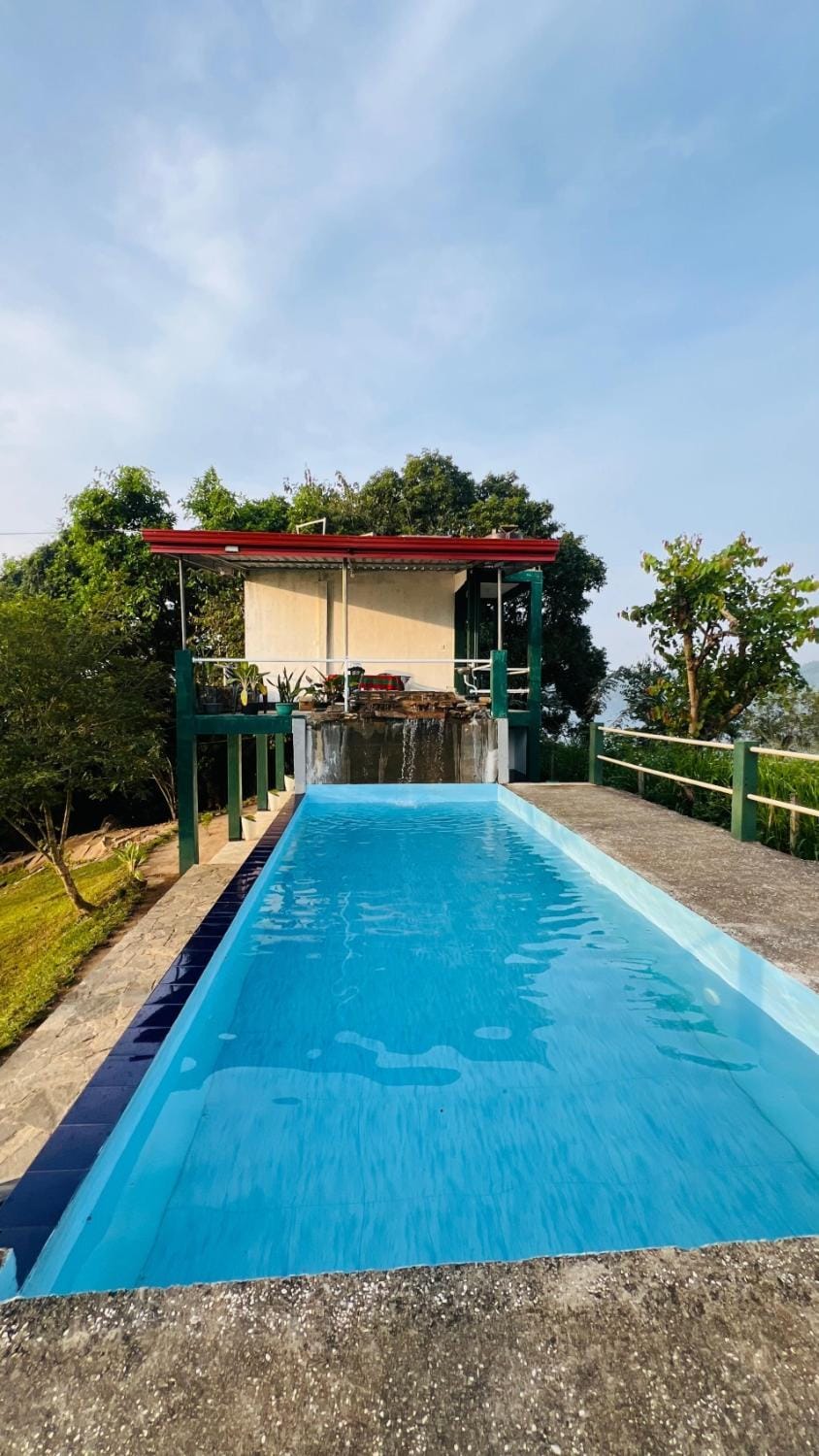 Property building, Day, Swimming pool