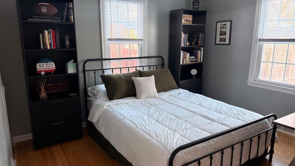 Cute Post-War Minimalist Home 10 Min From Downtown House in Indianapolis