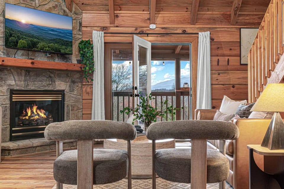 Romantic Mtn Spa Retreat | VIEWS • Hot Tub • Sauna House in Sevier County