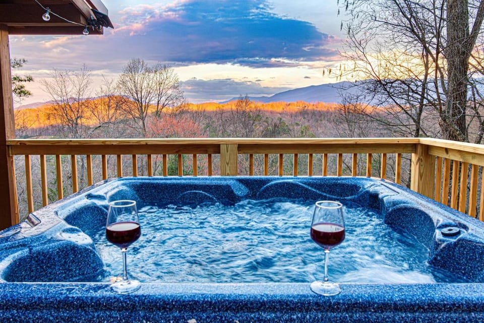 Romantic Mtn Spa Retreat | VIEWS • Hot Tub • Sauna House in Sevier County