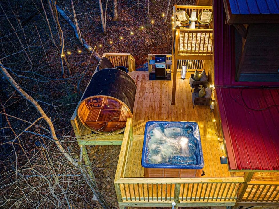 Romantic Mtn Spa Retreat | VIEWS • Hot Tub • Sauna House in Sevier County