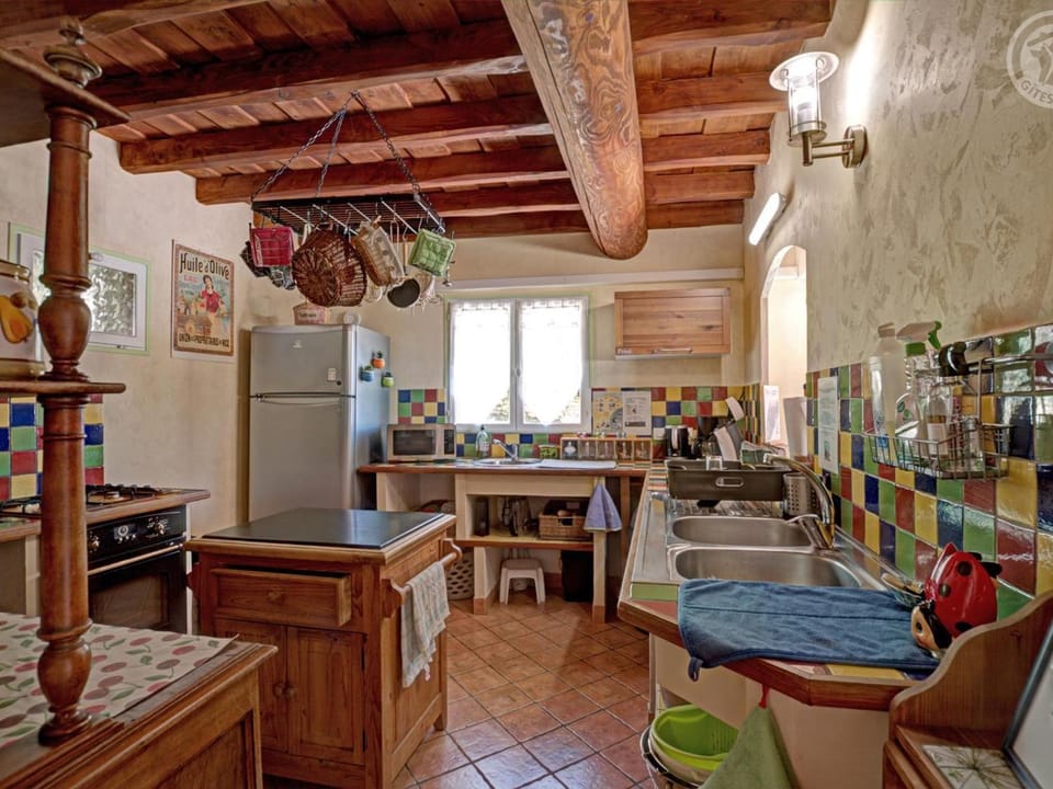 Gîte spacieux avec cour sécurisée - 6 pers. - FR-1-496-403 House in Auvergne-Rhône-Alpes