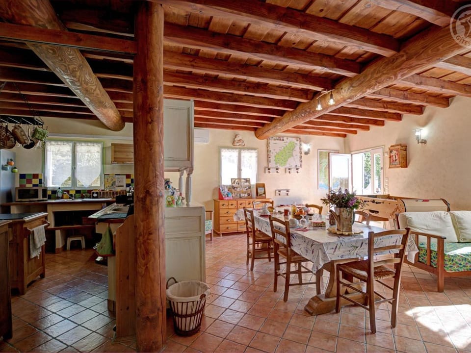 Gîte spacieux avec cour sécurisée - 6 pers. - FR-1-496-403 House in Auvergne-Rhône-Alpes
