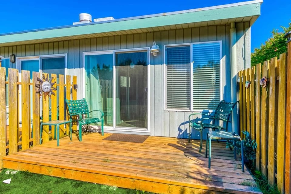 Beachfront condo pet friendly with kitchen - Unit A House in Ocean Shores