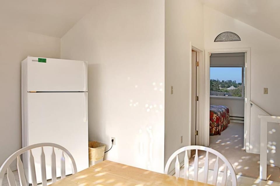 1BR beachfront condo kitchen & sea-view balcony - Unit E House in Ocean Shores