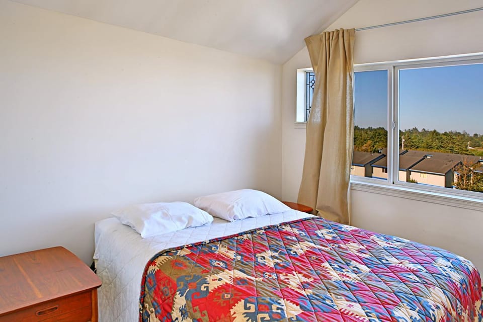 1BR beachfront condo kitchen & sea-view balcony - Unit E House in Ocean Shores