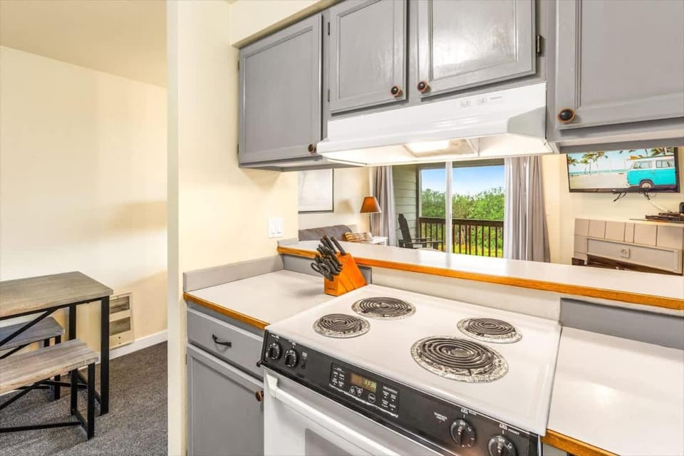 2BR Condo - Ocean Views & Close to Town House in Ocean Shores