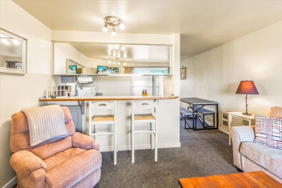 2BR Condo - Ocean Views & Close to Town House in Ocean Shores