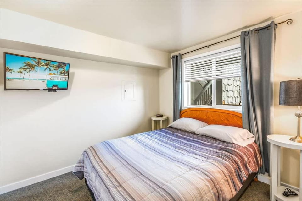 2BR Condo - Ocean Views & Close to Town House in Ocean Shores