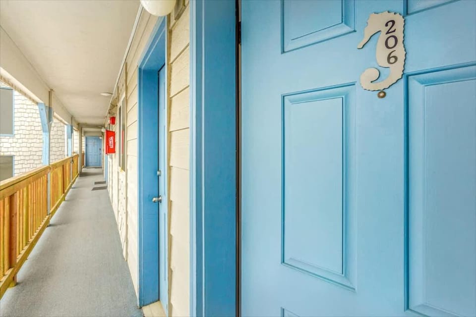 2BR Condo - Ocean Views & Close to Town House in Ocean Shores