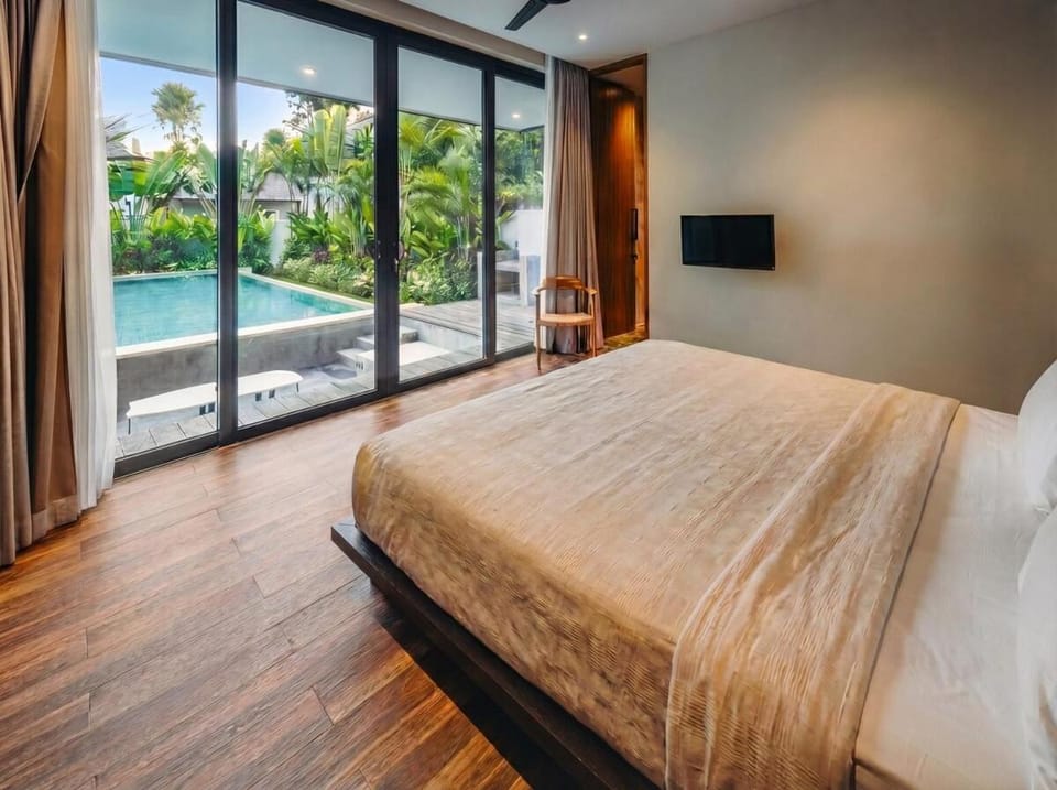 Chers Villa - 5BR Infinity Pool, 10 Min Seminyak Villa in North Kuta