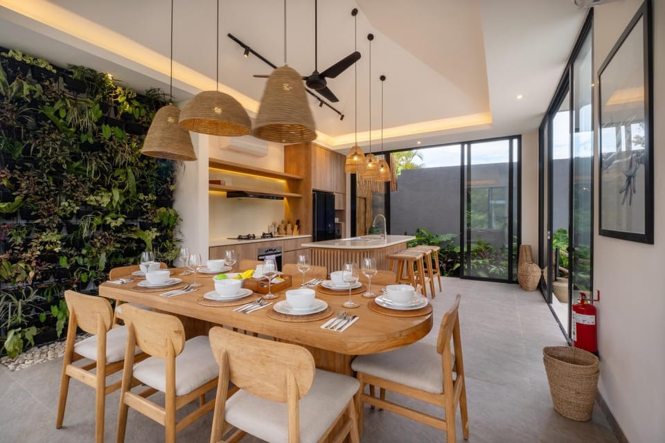 Kitchen or kitchenette, Seating area, Dining area, Food