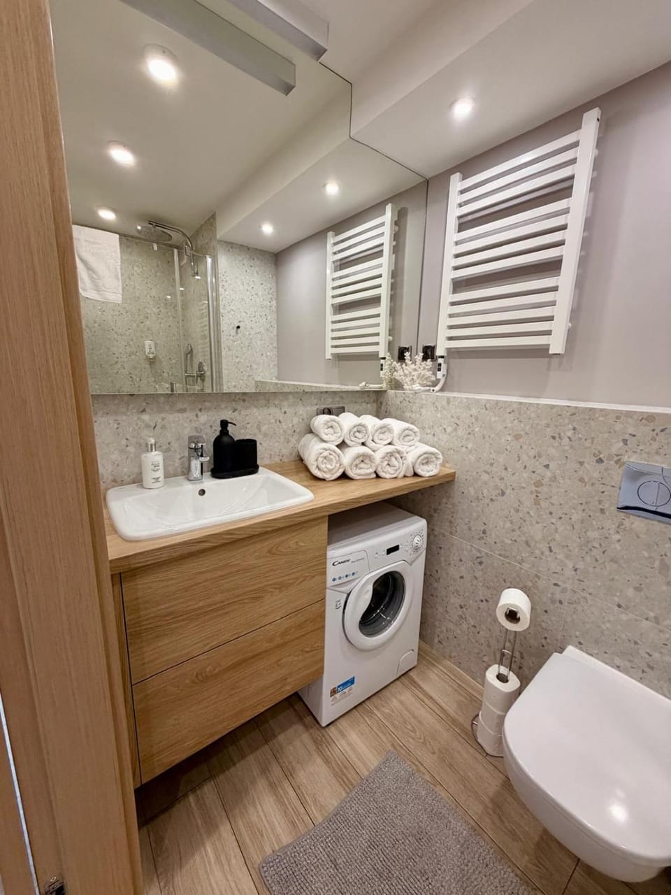Toilet, Bathroom, towels, washing machine
