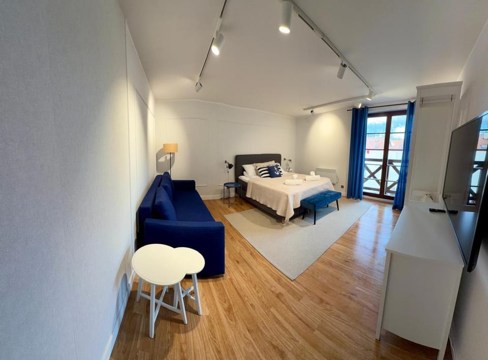 Bed, TV and multimedia, Photo of the whole room, Bedroom