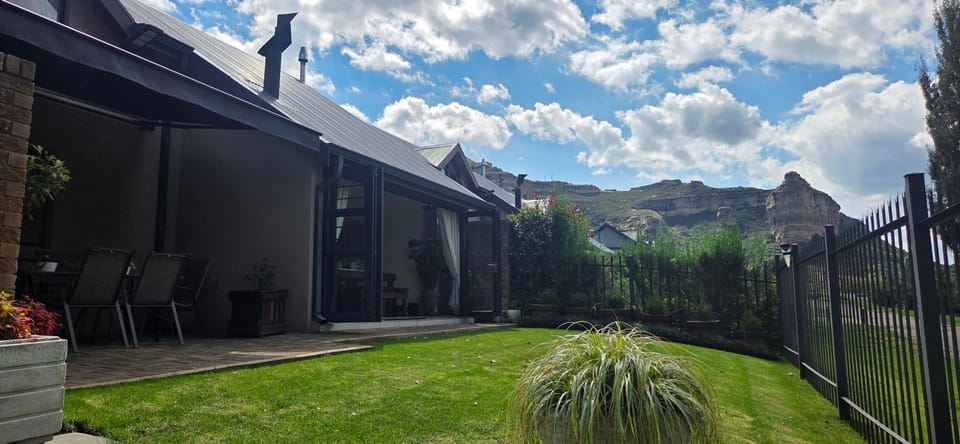 Property building, Garden, Garden view, Mountain view