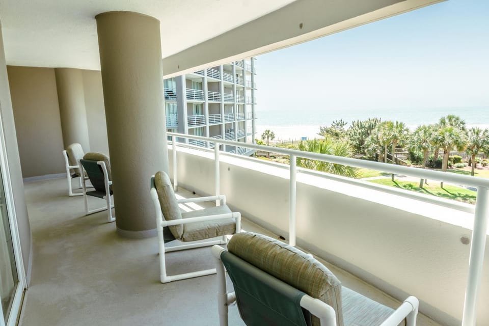 329 North Hampton, Expansive Balcony & Resort Amenities condo Apartment in South Carolina