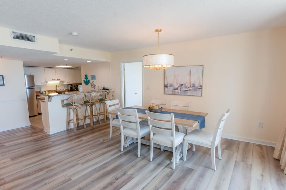 329 North Hampton, Expansive Balcony & Resort Amenities condo Apartment in South Carolina
