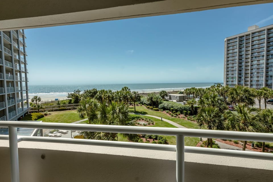 329 North Hampton, Expansive Balcony & Resort Amenities condo Apartment in South Carolina