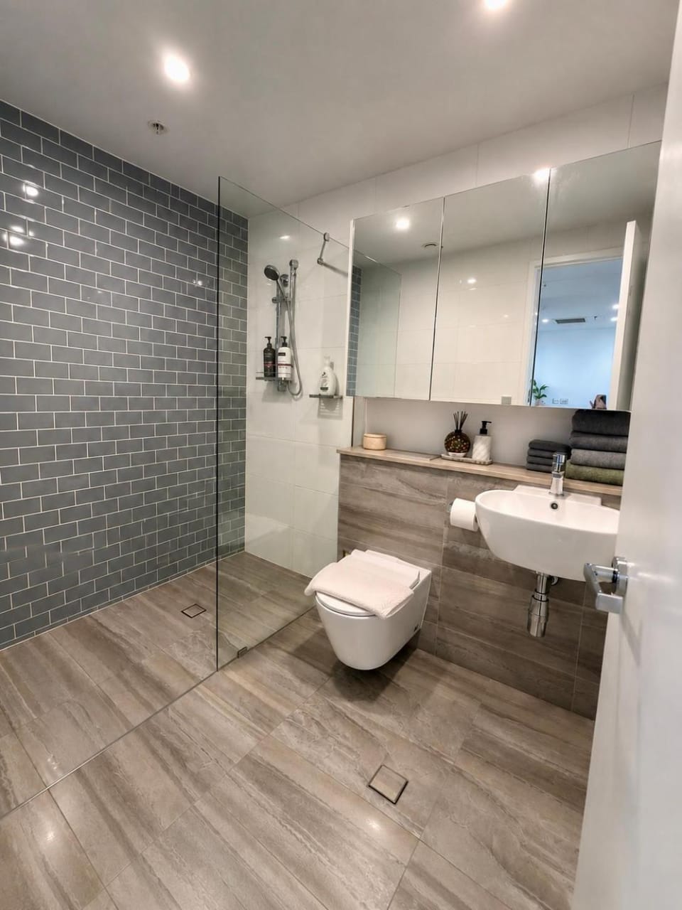 2 bed premium location near train restaurant Free parking Apartment in Mascot