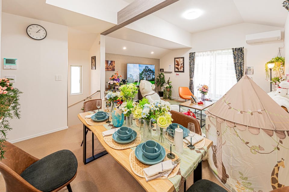 Living room, Seating area, Dining area, Food