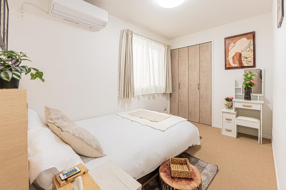 Photo of the whole room, Bedroom