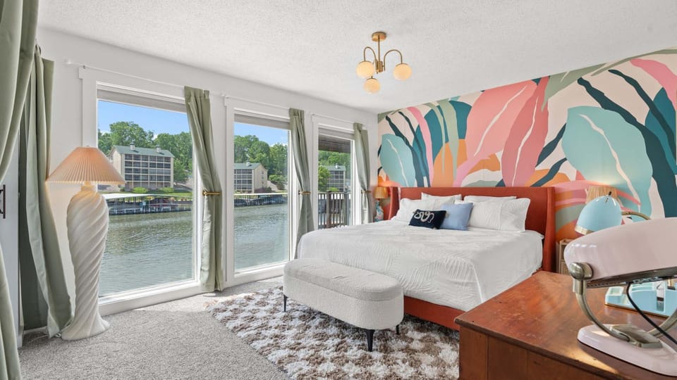 Daylight Cove Lakefront Chic House in Village Four Seasons