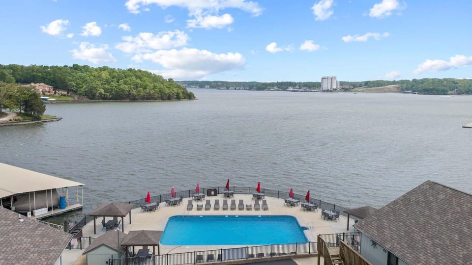 Daylight Cove Lakefront Chic House in Village Four Seasons